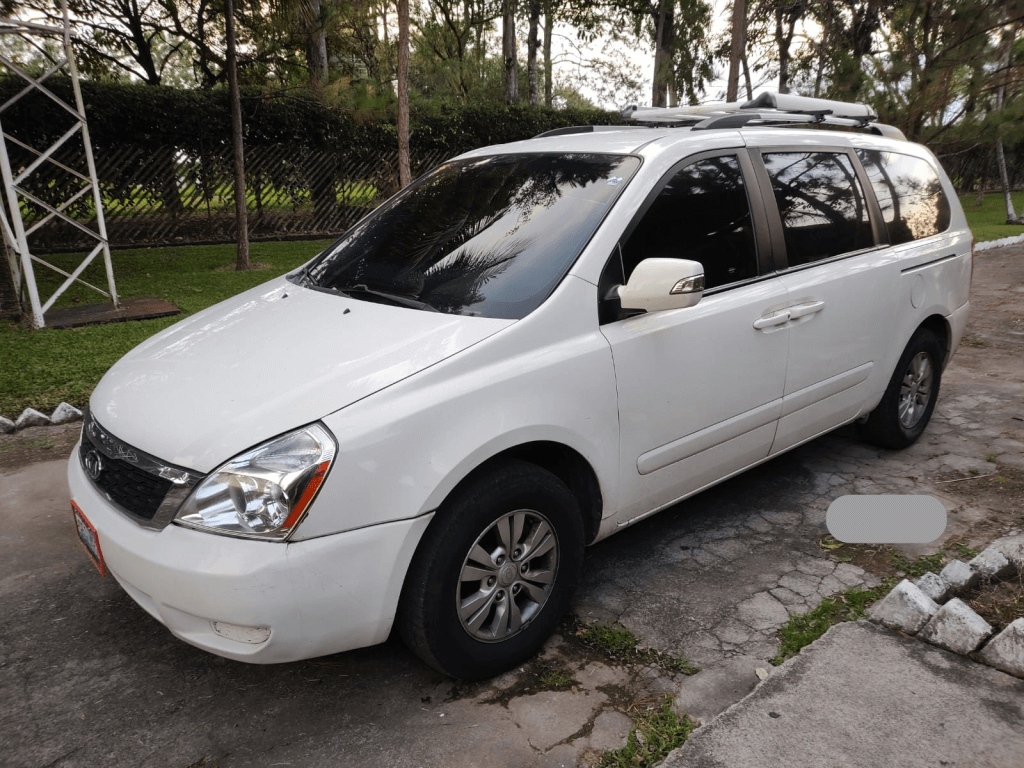 Kia Sedona 2012-1